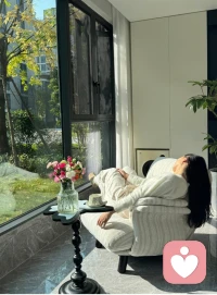  五一不必远行，把时间还给自己。窝在被阳光裹住的角落，让风慢慢吹走疲惫，也吹走那些藏在心里的焦虑。配图