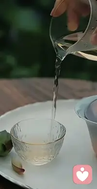 如果放下真的那么容易，谁又会纠缠沉睡的过去，爱情最折磨的不是别离，而是记忆还停留在原地。
如果你想分享你的故事，我一直都在。