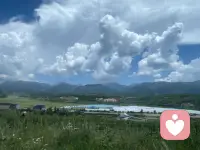 你必须得有一个地方存放自己的倔强，那是拯救自己的小小力量，当生活的重量压弯了肩膀，他就是撑住你的那道光芒。
有些时候你真的需要一个倾听伙伴，我一直都在配图