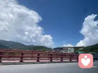 你必须得有一个地方存放自己的倔强，那是拯救自己的小小力量，当生活的重量压弯了肩膀，他就是撑住你的那道光芒。
有些时候你真的需要一个倾听伙伴，我一直都在配图