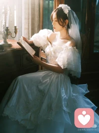 分享一段我的婴儿时期的真实经历

自我出生后（我是家里第三个女儿），因为我不是父母期待的儿子，我妈为了尽快怀孕，狠心只给我吃了两个月的母乳。断母乳的前阵子还有奶粉（我妈说2.8元一包的奶粉），后来干脆连奶粉都没了。
我断母乳没过多久我妈如愿怀孕了。因为是第四个孩子，我妈带着我四处躲藏。村长带着人到处追捕，要抓到我妈去做引产。
我大约几个月大的时候，因为生了一场病，屁股全部烂了。那时我妈大着肚子带着我寄住在亲戚家，根本无力管我的死活。亲戚家的邻居都说这个小孩会死。后来我妈听说一个土方子，就是挨家挨户的讨米，我的病就能好。我妈照做了，果然没过多久我的病真好了。
一年后，妹妹出生了。家里四个女儿，父母又是农民。周边的邻居说送走一个吧。于是我爸妈找了户我们市里的城市人家，准备把我送走，就在人家要来抱我的时候，我爸突然不肯了，我爸说，喝粥都要留下。
于是，这样，我被留了下来。