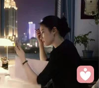 压抑是人类文明的代价。为了社会适应，为了成为“文明人”，我们不得不将原始的野性、贪婪和攻击性关进潜意识的地牢。适度的压抑让我们能够专注、礼貌且高效地工作；但过度的压抑则让我们变成了一座随时可能喷发的休眠火山，或是背负沉重枷锁的苦行僧。

心理成长的过程，很大程度上就是重新审视这些压抑的过程。不是要释放所有野兽，而是要看清地牢里关的到底是什么，并决定是否可以给它们一些透气的空间配图