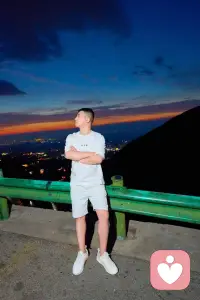 第一天在这个平台上入住 本人有比较丰富的情感经历 情绪稳定 说话风趣幽默  可以成为你的树洞 也可以当你的倾听者  可以陪你走出感情低谷期 愿所有人都可以成为发光的自己