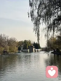 情绪如同水管中的流水，堵得越久，喷涌时就愈加猛烈。我们需要学会给情绪一个温和的出口。伤心了就让眼泪流一会儿，恼火了就痛快吼几声，委屈了不妨撒个娇。管理情绪不是强忍硬撑，而是在安心的环境里自然宣泄，要知道在值得信赖的人面前流泪不是丢人，而是在给自己松绑。

        可以是一首治愈的歌，可以通过写日记的方式，把内心的情绪倾诉出来，还可以找一个信任的人分享你的感受，又或者是一个树洞，让它们成为情绪收纳站，将情绪释放出来，治愈自己。

         当我们学会了照顾内心的小孩，为情绪搭建自由流淌的通道，就会发现我们不再被情绪牵着鼻子走，而是以更从容的姿态面对人生的潮起潮落，拥抱充满爱与温暖的每一天。配图
