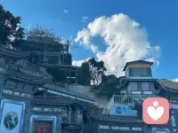 被爱是运气，自爱是底气，当你足够爱自己，你会发现，有没有人爱你不重要，有则锦上添花，无则依旧风华，减少对别人期待，才是人最大的清醒和觉悟。
           被爱，并没有我们想象的那么重要。没有一个人来到你身边是为了让你幸福，他们来，是为了让自己幸福。但好消息是，幸福和被爱之间没有直接的因果关系。一个人可能很爱你，却未必能让你幸福。真正带给你幸福的，是你自己。