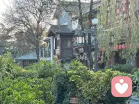 人最值得骄傲是骨子里的再生力。
            吃过苦，受过伤，照样能稳住心态，活的体面，被生活打磨过，依然不卑不亢，不慌不忙，我穿的起名牌，也不嫌弃几10块的衣服，日子顺的时候就好好赚钱，遇到难处了，就沉下心成长，真正厉害的人，从来不是没经历过黑暗，而是摔下去还能自己爬起来，不指望别人撑腰，不依赖谁保护，心里有底气，日子就有奔头，不管生活怎么刁难，都能重新调整状态，继续往前走，能软能硬，能屈能伸，既能享受好的，也能扛得住差的，
          这才是一个人最顶级的本事。