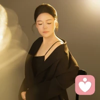 享受一个人的世界，和过去的自己聊聊天，一路走来有心酸，泪水也有甜蜜和开心。很喜欢现在的自己，历经黑暗的时光也还保持一份纯真，为自己点点赞！配图