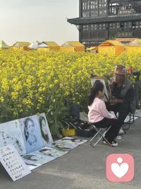 天道忌满    人道忌全

你有没有发现，老天爷从来不把好东西全给一个人。
姻缘错配的，往往生个孩子特别争气；
夫妻恩爱的，总有一个身体不太好；
身强体壮像铁打的，偏偏口袋里没钱；
家里富得流油，子女却资质平平；
少年成名风光无限，不到五十就病痛缠身；
前半辈子干啥啥不成，老了反倒成了气候；
你拿命去爱一个人，他转头就辜负你；
你游戏人间不当回事，偏偏遇上个痴心人；
儿女太聪明，多半远走高飞回不来；
儿女没啥大本事，反而守在身边端茶送水。

这就是老天的规矩——损有余而补不足。
你这边满了，那边就得给你削掉一块；
你这边缺着，那边悄悄给你补上。
所以啊，别老盯着自己缺的那一块不放。
你的缺处，正是你的护处；
你的不足，恰是老天给你留的后路。
人生不求太满，小满即是圆满。