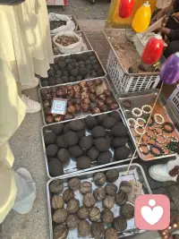 天道忌满    人道忌全

你有没有发现，老天爷从来不把好东西全给一个人。
姻缘错配的，往往生个孩子特别争气；
夫妻恩爱的，总有一个身体不太好；
身强体壮像铁打的，偏偏口袋里没钱；
家里富得流油，子女却资质平平；
少年成名风光无限，不到五十就病痛缠身；
前半辈子干啥啥不成，老了反倒成了气候；
你拿命去爱一个人，他转头就辜负你；
你游戏人间不当回事，偏偏遇上个痴心人；
儿女太聪明，多半远走高飞回不来；
儿女没啥大本事，反而守在身边端茶送水。

这就是老天的规矩——损有余而补不足。
你这边满了，那边就得给你削掉一块；
你这边缺着，那边悄悄给你补上。
所以啊，别老盯着自己缺的那一块不放。
你的缺处，正是你的护处；
你的不足，恰是老天给你留的后路。
人生不求太满，小满即是圆满。