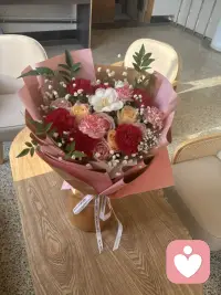 幸福的秘诀是什么？

苏格拉底说：如果你开悟了，那人间就是天堂，
你就是来玩的，结婚是玩，离婚也是玩，
游山玩水是玩，生病住院也是玩。
如果你想通了，那你便是来人间玩的。
即使碌碌无为，你也能在平凡中感受到快乐。
活着本无意义，这辈子就当来人间玩一趟。
既然是玩，便不必对痛苦太认真，不必对得失太执着，
难过就任它难过，煎熬就随他煎熬。
上山就是上山，砍柴就是砍柴，做饭就是做饭，
如果你认为上山是为了砍柴，
砍柴是为了做饭，那你会活得很累很累。