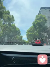 蓝天白云，晴空万里，让不好的心情，通通闪开。[调皮]
