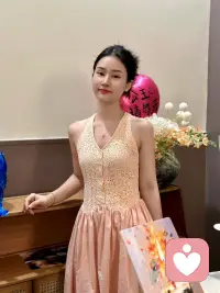 嘴角上扬，是生活最温柔的回应。配图