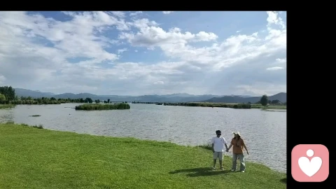 \n \n接纳承诺疗法认为,痛苦产生的根源,是人们的主观期待与现实真相发生了冲突。当我们不肯接受已然发生的遗憾、无法挽回的离别和突如其来的变故,内心就会陷入持续