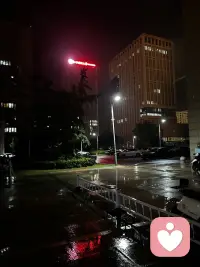 成年人的世界，各有各的难言之隐，各有各的身不由己，那些不能诉说的心事，无人共鸣的情绪，有人放在了酒里，有人放在了音乐里，也有人放在了仅自己可见里配图