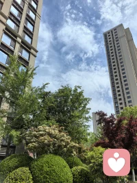 是幡动，还是心动？
 
风吹幡动，是世间最寻常的风景。
幡本无心，随风起落，它只是顺应自然，从不会因为摇摆而焦虑，也不会因为静止而不安。
 
真正让我们辗转、纠结、心绪难平的，从来不是飘动的幡，而是我们那颗容易被牵动的心。
一句无心的话，一件不顺的事，就像一阵风，吹起内心的波澜。我们总怪外界纷扰，却忘了，是我们把情绪的遥控器，交到了别人手里。
 
试着慢下来吧。
接纳幡会动，接纳风会来，也接纳自己偶尔的情绪起伏。
当你学会安顿内心，就会发现：
幡依旧在动，风依旧在吹，可你的心，已经慢慢静了下来。