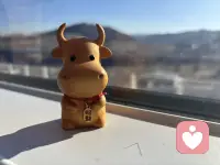 叮！你的24小时在线树洞已上线！📣
主打一个精准接住、绝不吐槽！
如果你觉得心事太重、世界太吵，
快来我的情绪避风港避避风雨。
把不开心丢给我，
我帮你把烦恼变成故事，
欢迎随时来“骚扰”我！😉