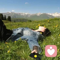 对于你无法改变、且持续伤害你的人，放下控制，尊重他们的选择，你才能获得自由。
对于你愿意去爱、且对方也愿意成长的关系想，真爱是给予自由，并守住自己的界限，必要时带着尊重去引导。” 这不是控制，这是负责任的爱。