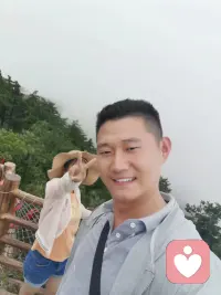 没有人天生想要陷入崩溃，那些看似极端的举动，从来都不是刻意添麻烦，而是你撑到极限后，发出的求救信号。
 
世人总习惯性叮嘱你要顾及身边人的悲欢，却忽略了你日复一日积压的委屈与煎熬，忘了身处泥沼的你，最先需要被心疼、被托住。家人的不耐烦大多源于不懂如何接纳负面情绪，不等于你是拖累，更不是你的出现本身就是过错。
 
不必困在自我否定里苛责自己，活着本就已经耗费了你太多力气。允许自己脆弱，接纳眼下的低落，你的痛苦值得被看见，你的存在永远自带意义。慢慢来，日子会慢慢回暖，所有难熬的时刻，终会慢慢消散。