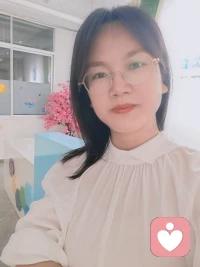 今天我必须得唠唠自己听见的揪心的事儿。一位家长跟我说道：“她家孩子上初一，就有了好多次自残行为，读书状态属于自暴自弃，成绩各科都是十几二十分。
家长咨询我是否要带她去看心理医生？现在的问题是如果家长不进行反思，觉得是孩子的问题的话，去看了心理医生也没多大用处，解铃还须系铃人。
心理医生也唤醒不了孩子，孩子抑郁，孩子失眠，孩子自残，孩子自暴自弃，他这些行为的背后根源其实就是家庭关系出现了问题。各种疗愈课都无法疗愈好一个人。自己才是自己的疗愈师。所以作为父母先修正自己，改变自己，才能改变家庭环境。孩子身处的环境变了，孩子的心自然也跟着变了。孩子的心很多情况是跟随着环境的变化而变化的。


如果家长不解决家庭内部问题，如夫妻关系，亲子关系，孩子将很难走出这个泥潭。只要孩子没有走出来，未来的他依旧会认为自己活着找不到任何的价值，情绪很容易低弱，很容易自闭。
我有遇见一个类似情况的女生，现在应该上了第二年中专了。孩子妈妈也会跟我反馈孩子现在情况依旧是很自卑的，认为活着没意思的。孩子在初中就出现过几次自残现象，在学习上也是完全自我放弃。躺平等待命运的安排。
这就是父母没有意识到问题其实在自己身上。自己不改变，孩子的前半生都在遭罪。至于孩子未来能否走出原生家庭给她带来伤害，那得看她的生命力。也得看她的福德。
很多家长意识不到自己的行为已经在伤害了自己的孩子。例如一些母亲只顾自己玩得嗨，自己无所事事，整天不是麻将桌上就是在奶茶店里打牌，回到家却对孩子指手画脚，让孩子洗衣拖地做饭，做得不好还得数落孩子。
也有些母亲随时随地关注孩子的成绩，那个科目退步了，年级排名退了多少，对此总是做各种评判。评判孩子学习不认真，平时爱玩手机，尤其是孩子刚拿起手机，只要被父母看见是在玩手机就得给孩子贴标签，只想着玩手机，就不想读书的事。久而久之孩子被你叨成你想要的样子了，孩子的这些行为也是你吸引来的。

有些父母是太过于信任孩子，导致跟孩子间缺乏了有效的沟通，就是什么都随孩子，相信孩子可以把自己的学习，生活处理的很好，只负责掏钱给孩子，并没有在精神上与孩子达到共鸣，有些孩子偶尔成绩退步了会觉得愧疚，对不住父母对他的信任。孩子只要有这样的情绪，而且得不到清理，孩子的学习动力就会逐渐减弱，他把更多的精力花在检验自己是否做到了全力以赴上
父母不仅是孩子的第一任老师，更应该拉近亲子关系，多关注孩子的身心健康，降