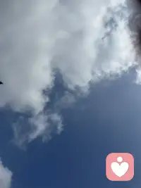 周末了，偶尔远离人群，去亲近大自然，一草一木都能赋予你能量，我对天空情有独钟，正如海子的诗：“天空一无所有，为何给你安慰！配图