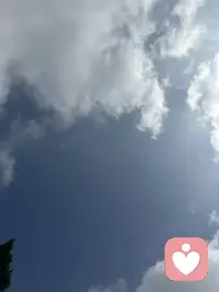 周末了，偶尔远离人群，去亲近大自然，一草一木都能赋予你能量，我对天空情有独钟，正如海子的诗：“天空一无所有，为何给你安慰！配图
