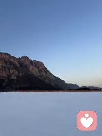 1. 父爱似海，父爱无言

2. 父爱如松，父爱稳重

3. 父爱如灯，父爱绵长

4. 父爱如伞，父爱遮风

5. 父爱如港，父爱心安

6. 父爱如书，父爱深沉

7. 父爱如阶，父爱托举

8. 父爱如光，父爱默默

父爱没有直白热烈的表达，无声又无形，它散落在日常细碎里，需要你沉淀内心，拥有一份沉静感知的力量，才能慢慢捕捉到它一直存在的痕迹。配图