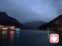 分享出自英国作家马特·海格（MattHaig）的著作《活下去的理由》（ReasonstoStayAlive）。

这段文字的核心内容如下：在你内心深处，住着一个爱你的你，他希望你赢，希望你快乐。总有一天，你会体会到与这份痛苦相称的快乐。你会回头看，并庆幸自己留了下来。请为那个未来的你，好好活下去。
因为抑郁是个骗子，它骗你说没有未来。但你必须记住：你是天空，其他的一切——痛苦、恐惧、风暴——都只是天气，而天气总是会过去。


Inside there is a golden you who loves you and wants you to win and be happy.
One day, you will experience joy that matches this pain.
You will look back and be so glad you stayed.
Just stay alive for the person you will become.

Depression is a liar. It tells you that there is no future, but the future is still there.
You must remember: you are the sky. Everything else—the pain, the fear, the storms—it’s just the weather. And weather always passes.