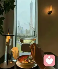 焦虑不是敌人，也不是恶魔。它更像一个过度保护你的朋友，见过你曾经的受伤，只想拼命护你安全。我会陪着你，慢慢告诉它：你已经足够强大，可以保护好自己了