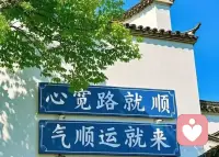 常常听到有人说‘我不应该为这点小事生气/难过’。但我想说，情绪就像天气，来了就是来了，没有对错。我们能做的不是评判它‘该不该来’，而是学会在情绪的雨天里，为自己撑一把伞，或者只是静静地听一会儿雨声。接纳，是改变的第一步。”配图