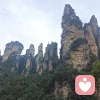 人们总是把幸福解读为：“有”，有房，
有车，有钱，有权。
但幸福其实是“无”，无忧，无虑，无病，
无灾。
“有”多半是给别人看的，
“无”才是真正属于自己的。配图