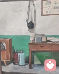 绿墙浸着旧时光，木桌温着老日常。
暖瓶藏尽人间暖，收音机里忆悠长。配图