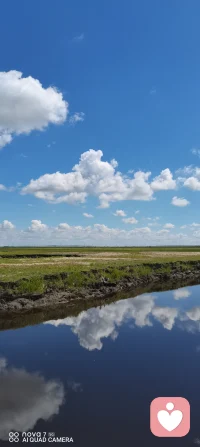 草原的四季，天高地迥，云卷云舒。当微风轻吻脸颊，那份莫名的雀跃与舒爽便会沁入心底。站在这片广袤的土地上，我常叹：文字是何其苍白，它的美，远非语言所能形容。配图