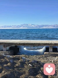 心里空落落、做什么都没劲儿、反复回想、反复内耗，明明知道该放下，却走不出迷茫。给你一段温柔又清醒的话，帮你慢慢走出来。
走出分手后的迷茫期
 
     分手带来的从不是失去一个人，而是突然失去了习惯、陪伴和未来的幻想，所以你会迷茫、会慌、会怀疑自己，这都很正常，不是你脆弱。
 
迷茫的本质，是你还在把“他/她的离开”当成对你的否定。
但其实：
 
- 不合适分开，是及时止损，不是失败
​
- 他选择离开，是他的选择，不是你不够好
​
- 你难过，是因为你重感情、真心爱过，不是软弱
 
     你现在要做的，不是强迫自己立刻开心，而是允许自己难过，但不允许自己沉沦。
 
3 步慢慢走出迷茫
 
1. 停止复盘，停止追问“为什么”
过去已经定局，再想一万遍也改不了。越纠结，越走不出来。
​
2. 把注意力强行拉回自己身上
去睡觉、吃饭、运动、工作、学习、见朋友。
你越专注自己，越会发现：没有他，你的人生依然可以发光。
​
3. 接受“我们只是路人”
有些人出现，只是陪你走一段；
有些人离开，是为了让你遇见更对的人。
真正属于你的，不会让你一直迷茫、一直委屈。
 
你要明白：
走出迷茫的从来不是时间，而是你突然想通：我值得被好好爱，而不是在一段关系里自我怀疑、苦苦支撑。
      你现在的痛，都是在清理错的人，腾出位置给对的人。
慢慢来，你会越来越清醒、越来越强大、越来越耀眼。
 如果你愿意，我可以陪你梳理：你现在最难受、最卡住的点是什么？配图