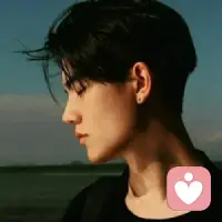 经历过风浪，仍对生活温柔。
有责任，有担当，有能力护一人周全。
不张扬，不浮躁，偏爱简单真诚的关系。
愿把最好的耐心与偏爱，都留给对的人