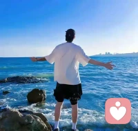 做事果断，待人温柔。
能撑起事业，也能守好家庭。
不缺选择，只缺真心。
你若真心相待，我必倾尽所有