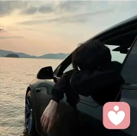 慢慢发现，比起轰轰烈烈的瞬间，我更偏爱细水长流的陪伴。
不擅长花言巧语，也懒得搞虚头巴脑的套路，对认定的人只会实打实付出。
生活简单，圈子干净，工作认真，私下有点慢热，但熟了之后话很多。
一直在等一个三观合拍、相处舒服的人，不用刻意讨好，不用互相猜忌，聊得来、吃得香、待在一起就安心。
如果你也在认真生活，也在等一份真诚的感情，或许我们可以认识一下