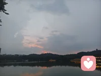 在这个快节奏又喧嚣的世界里，很多人都在忙着表达、忙着解释、忙着被看见，却很少有人愿意停下来，认真听一听别人心里的声音。
 
我愿意做那个安静的倾听者。
不打断、不评判、不敷衍，也不随便给你灌鸡汤、讲大道理。你可以放心地把那些藏在心底的委屈、压力、迷茫、遗憾，甚至是说不出口的秘密，慢慢讲给我听。
 
有些情绪，家人面前不敢说，怕他们担心；朋友面前不方便说，怕给别人添麻烦；朋友圈里不能说，怕被误解、被议论。于是心事越积越多，连自己都快要扛不住。
 
其实很多时候，我们需要的不是立刻解决问题，而是被认真听见。有人愿意接住你的情绪，愿意理解你的脆弱，本身就是一种治愈。
 
在这里，你不用假装坚强，不用刻意懂事，不用害怕自己的情绪太多、太重。你可以哭，可以吐槽，可以碎碎念，可以毫无逻辑地倾诉。
 
我会一直在这里，安安静静地听你说。
如果你累了、烦了、委屈了，
随时来找我，我一直都在。配图