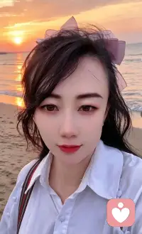 成年人的感情，别太计较别太较真其实不管是夫妻相处，还是男女朋友在一起，哪 有从来不吵架、不拌嘴的？吵吵闹闹本来就是生 活里的常态，闹过了就让它翻篇，真的没必要揪 着一件小事没完没了，更不用事事都去计较。
人活着本来就够累了，太较真、爱钻牛角尖，最 后折磨的都是自己。感情里不用总翻旧账，也不 用非要争个谁对谁错、谁输谁赢。看淡一点，包 容一点，别为了不值得的人和事，消耗掉自己的 真心和热情。
成年人最大的通透，就是学会释怀，不纠缠、不 内耗，不跟自己过不去。往后的日子，好好生 活，好好爱自己，只取悦自己，不为琐事烦心， 不为不值得的人委屈自已。#成年人的感情观
#清醒女性
#不内耗的自己
#放过自己
#感情里的边界感配图