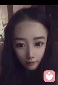 “生活一半烟火，一半自愈。
 以前总觉得，日子要过得轰轰烈烈才叫精彩，后 来才慢慢明白，成年人的世界，大多都是兵荒马 乱里的兵荒马乱，和无人问津的自愈。
 那些说不出口的委屈，那些反复拉扯的情绪，那 些求而不得的遗憾，到最后，都得靠自己慢慢消 化，慢慢熬过去。
 我们总在为别人的一句话辗转反侧，为一件小事 揪着不放，为一段已经走远的关系反复内耗，可 到头来才发现，真正困住你的，从来都不是事情 本身，而是你自己不肯放过自己的心。
 看淡人情冷暖，放下心里执念。 不属于自己的人和事，真的不必强求。
 握不住的沙，不如扬了它；留不住的人，不如放 了他。
 别再用别人的错误，惩罚自己了。
 也别再用过去的遗憾，消耗现在的自己了。
 好好生活，慢慢自愈。
 把情绪调成静音模式，把日子过成自己喜欢的样 子。
认真吃饭，好好睡觉，照顾好自己的身体，也照 顾好自己的情绪。
 不慌不忙，不卑不亢，不讨好谁，也不勉强谁。
 日子安安静静，稳稳当当，就是普通人最好的福 气。
 愿我们都能在烟火里谋生，在自愈中自渡， 不困于过往，不忧于未来， 只活在当下，慢慢变好。”
 #自愈 #放过自己 #不内耗 #清醒女性 #人间烟火 #好 好爱自己 #成年人的情绪 #与自己和解配图