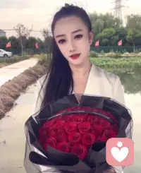 妈妈的湿柔，从来都藏在柴米油盐的琐碎里
 “各位宝妈们，大家好呀~
 我是锦汐姐姐，今天我们不聊复杂的育儿技巧，也不讲高大上的
 大道理。
 就聊聊，我们每天都在经历的、最普通的亲子日 常。”
 “很多时候，我们总觉得，幸福的亲子时光要轰 轰烈烈，要去远方旅行、要拍出精致大片才算 数。
 可走着走着才发现，真正的陪伴，从来都藏在柴 米油盐的琐碎里。
 是清晨喊他起床时的温柔催促，是放学路上听他 叽叽喳喳讲学校趣事的耐心，
 是一起吃一顿热乎的家常菜，是他写作业时，你 在旁边忙自己的事，抬头就能看见彼此的安心。 没有惊天动地的故事，只有日复一日的温柔。 小朋友在慢慢长大，从咿呀学语到渐渐懂事； 而妈妈也在这陪伴里，慢慢和自己和解，慢慢变 得柔软又强大。
 原来平淡的日子，从来都不是毫无意义，那些细 碎的陪伴，早已让平凡的生活，悄悄闪起了光。”
 “其实我们每个人，都在这样的日常里，被孩子 治愈，也治愈着孩子。
 愿我们都能接住生活里的小温柔，也被这平淡的 日子，温柔以待。
 你今天和孩子的小确幸是什么？可以在评论区和 我分享呀~”
 #女人蜕变 #女性成长 爱自已的一万种方式 #女性正能量配图