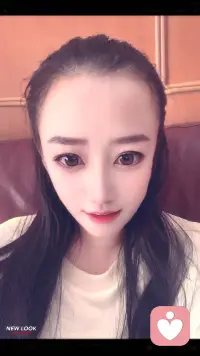 孩子拼的不是家境,是妈妈的模样
屏幕前的宝妈们，我是锦汐姐姐，很多人教育孩子总想 着拼命攒钱、拼人脉拼家底，总觉得给孩子优渥的物质， 孩子就能出类拔萃。今天这段话，一定要静下心听完。 教育孩子，拼的不是财力和背景，拼的是妈妈的
三观和陪伴。
言传不如身教，想要孩子优秀，妈妈先做好自己。 妈妈自律，孩子就懂得坚持；妈妈温柔，孩子就懂得包 容；妈妈心存善良，孩子就懂得体谅；妈妈满身正能量，孩 子遇事就不会消极退缩。你平日里的一言一行、待人处事、 生活态度，都会潜移默化刻进孩子的骨子里。
家庭是孩子的第一课堂，妈妈是孩子最早的老师，你是 什么样子，孩子就会长成什么样子。不用刻意说教，你的日 常，就是最好的教育。
认同的宝妈点赞收藏，我们一起修行自己，陪着孩子慢 慢变好。#亲子教育 #亲子时光 #亲子互动 #教育路上不缺席配图