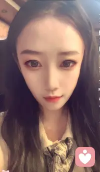 总爱胡思乱想的人，正在一点点掏空自己有没有人和我一样，一件微不足道的小事，能在心里反复琢磨一整晚？别人随口一句无心的话，我能翻来覆去揣摩一整 天；事情还没发生，就提前脑补无数糟糕的结 局，越想越焦虑，越想越睡不着。如果你也是习惯性胡思乱想，这条一定要认真听 完。我们总在不经意间过度思虑，这其实是慢慢消耗 自己的开始。习惯把一件小事无限放大，把所有心事全都闷在 心里反复沉淀，长久下来，不用做体力活，光是 内耗就会让你身心俱疲。很多烦恼，根本不是现实带给你的，全是自己凭 空想出来的。别人根本没在意的细节，你死死抓住不放；已经 过去的遗憾，你反复回头纠结；还没到来的难 题，你提前自我施压。执念装得太满，快乐就挤不进来。生活本来没那么多烦心事，是我们的胡思乱想， 给平淡日子叠加了无数枷锁。学会放过自己，放 下脑子里无谓的执念，卸下心里多余的包袱，才 能轻装上阵，好好往前走。屏幕前爱胡思乱想、容易内耗的你，今天开始试 着少想一点，好不好？可以在评论区打一句：放下执念，轻松前行，给 自己做个提醒。觉得这段话戳中你的，点赞收藏，下次焦虑迷茫 的时候，回来看看，治愈当下的自己。配图