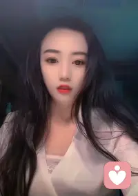 很多人都误解了爹宝女，根源从小就埋下
很多人以为，爹宝女就是女孩子结婚之后太听爸爸的话、太过孝顺。其实根本不是这样，真正毁掉一个女生、拖累她一生的，是从小没有任何边界的父女关系。大家好，我是锦汐。今天征得粉丝本人同意，给大家分享一个真实的原生家庭案例。所有隐私信息我都做了模糊处理，不八卦、不剧透隐私，只为帮大家科普避坑、清醒成长、摆脱内耗。最近我收到很多女生的私信和咨询，大多都是同一个困境：明明很懂事、很孝顺，事事迁就父亲、体谅父亲，可自己活得又压抑又疲惫，不管是谈恋爱、过日子，还是经营自己的人生，都处处受限、满心纠结。这就是典型的无边界父女关系，也是爹宝女最核心的痛点。很多人误解爹宝女，觉得只是依赖父亲、听话乖巧。但真正的问题是，从小到大，父女之间没有分寸、没有距离、没有界限。很多父亲习惯性干涉女儿的一切，小到日常开销、穿衣喜好，大到工作选择、婚恋人生，全程强势掌控。而被长期驯化的女儿，慢慢形成了惯性思维：不敢拒绝父亲、不敢违背父亲、不敢表达自己的真实情绪。哪怕自己委屈、难受、不情愿，也会优先照顾父亲的心情和面子，习惯性妥协、习惯性退让、习惯性自我牺牲。长期处在这种错位关系里的女生，会慢慢丢失独立的人格。情绪被父亲左右，人生被父亲干预，一辈子都在讨好、顺从、迁就，永远把父亲的需求放在第一位，唯独忽略自己。在这里想跟所有爹宝女说一句真心话：孝顺绝对不是无底线的顺从，亲密也不等于毫无边界。父女可以相爱、可以亲近，但一定要有分寸感。你的人生选择、你的情绪感受、你的生活掌控权，永远属于你自己，不属于任何人，哪怕是父亲。真正健康的父女关系，是彼此尊重、各自独立。守住和父亲的边界，不是不孝，是放过内耗的自己，是学会好好爱自己，也是让亲情回归最舒服、最健康的状态。#爹宝女日常 #爹宝女日常 #女性独立#女性话题共鸣配图