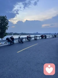 人活的累，并不是事情很多，困难很大。
而是精神内耗太多，别人不经意的一句话和一个眼神，你就会在心里面反复的揣摩。
体力活可以消耗人的精力，但是思想的拉扯，打架比体力活更加能消耗人的能量！配图