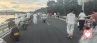 晚饭后在水库边散步，看看夕阳的余晖，见见人间烟火