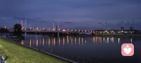 晚饭后带女儿来湖边散步，感受一下湖水的声音，看看人间的烟火！抬头就能看到天空，比起小区里面的高楼，这里更加让人安静！