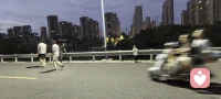 晚饭后带女儿来湖边散步，感受一下湖水的声音，看看人间的烟火！抬头就能看到天空，比起小区里面的高楼，这里更加让人安静！