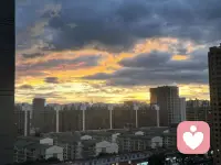 人生本就有晴有雨，下雨时安心撑伞，天晴时尽情拥抱，那些打不倒你的，终会让你更强大，往后皆是坦途。配图