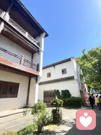 与其紧紧抓住不如放在掌心！放下不等于放弃！你在身边更好，你想走我鲜花相送配图
