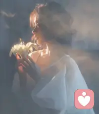 我想自己这一页，应是明媚自由，步履生花！我细数，我珍藏！那就祝来年春山昂首，我为自己筹谋不在自否